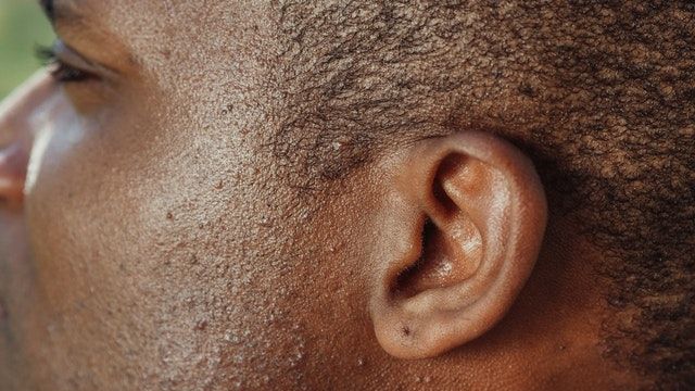 La audiología es una ciencia que estudia la audición y el equilibrio y sus trastornos, así como los medios para prevenir, identificar, evaluar, diagnosticar e intervenir los problemas auditivos.